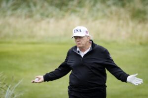 El presidente estadounidense, Donald Trump, gesticula este domingo mientras juega en su campo de golf en Turnberry, en Escocia (Reino Unido). EFE/EPA/TOLGA AKMEN