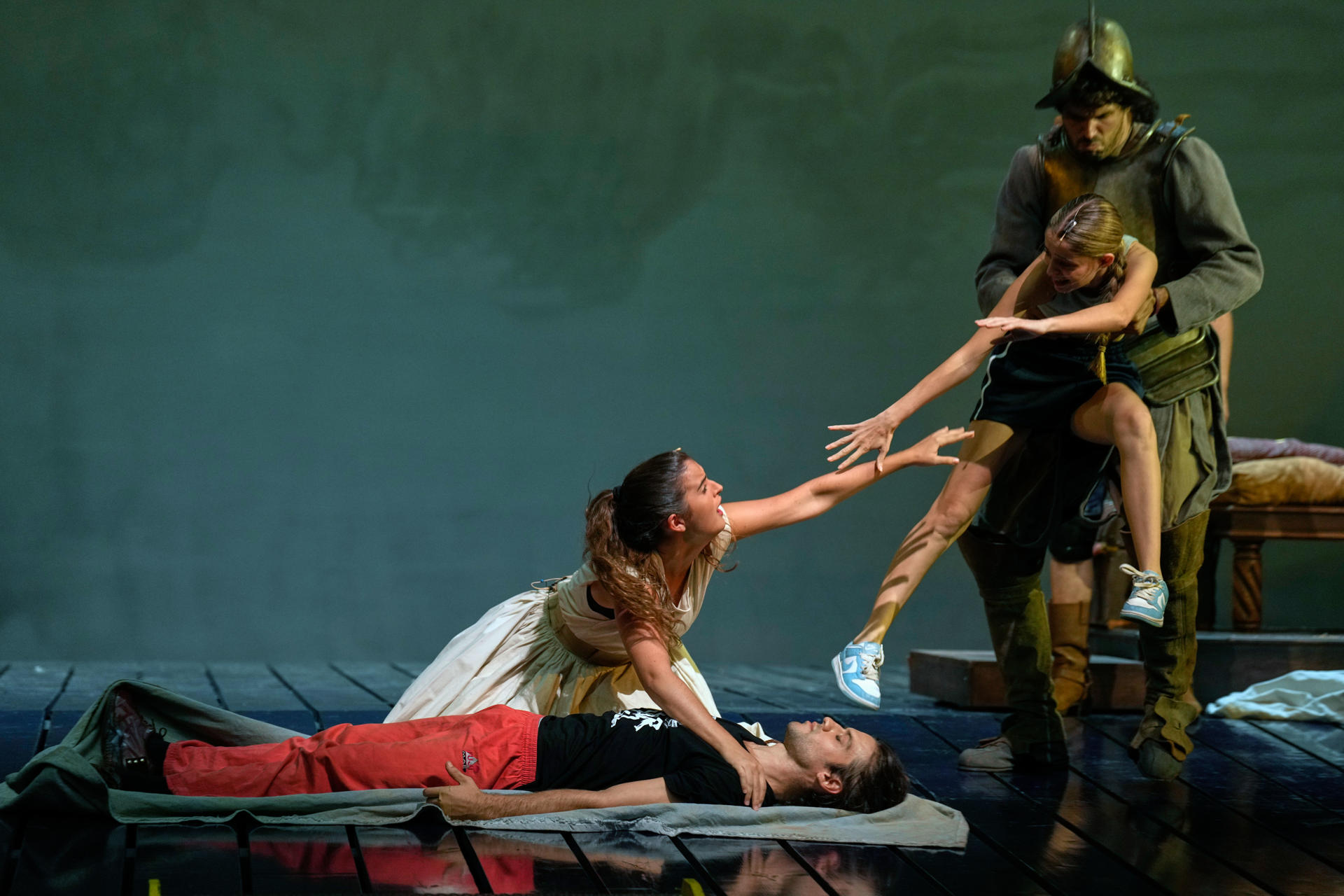 Imagen de archivo de la compañía de teatro Dagoll Dagom durante un ensayo el año pasado de la reposición de su musical más emblemático, 'Mar i Cel', obra con la que celebran 50 años de trayectoria y se despedirán definitivamente de los escenarios. EFE/ Alejandro García
