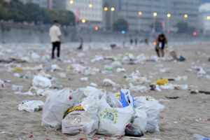 Basura acumulada en la playa del Orzán (A Coruña) tras las celebraciones de la noche de San Juan. EFE/ Moncho Fuentes