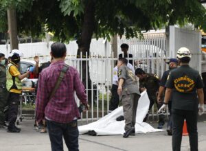 Equipos de emergencia tapan una víctima mortal del tiroteo regitrado en Bangkok. 
EFE/EPA/NARONG SANGNAK