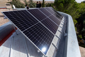 Imagen de archivo de una vivienda con placas solares. EFE/Pablo Rojo