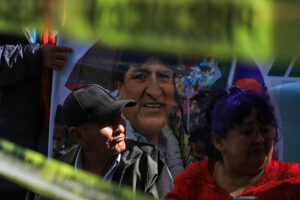 Fotografía de archivo en donde se ven simpatizantes del expresidente de Bolivia Evo Morales (2006-2019) participan en una marcha en La Paz, Bolivia. EFE/ Gabriel Márquez