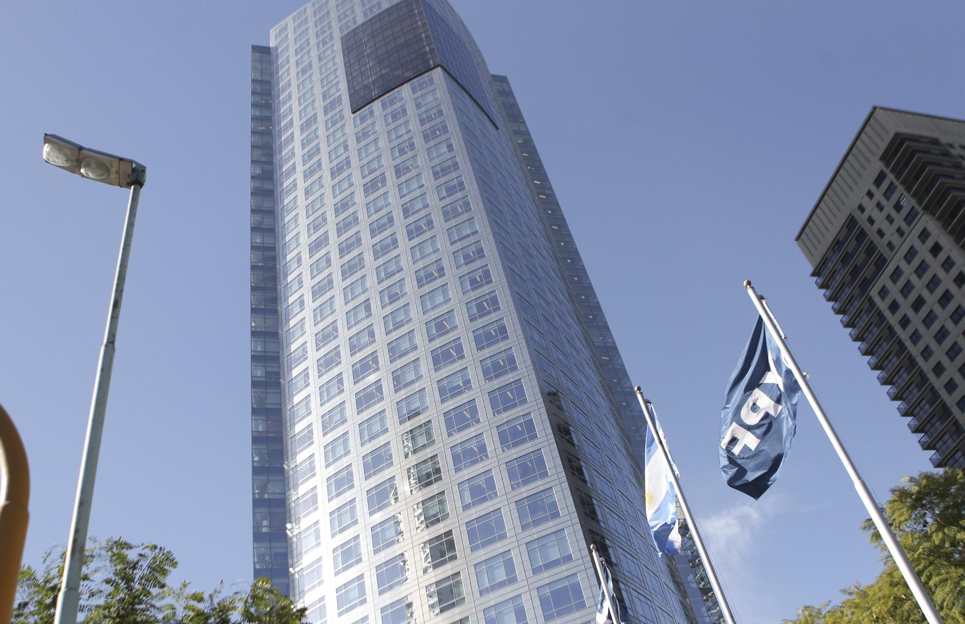 Fotografía de archivo del edificio sede de la petrolera argentina YPF, en Buenos Aires (Argentina). EFE/David Fernández
