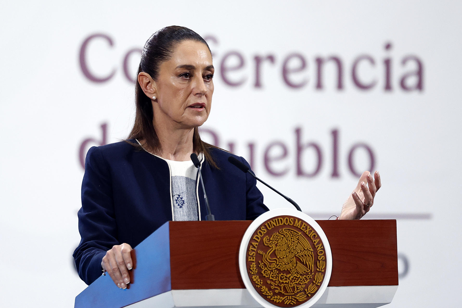La presidenta de México, Claudia Sheinbaum, participa este lunes durante una rueda de prensa en Palacio Nacional de la Ciudad de México (México). EFE/Sáshenka Gutiérrez