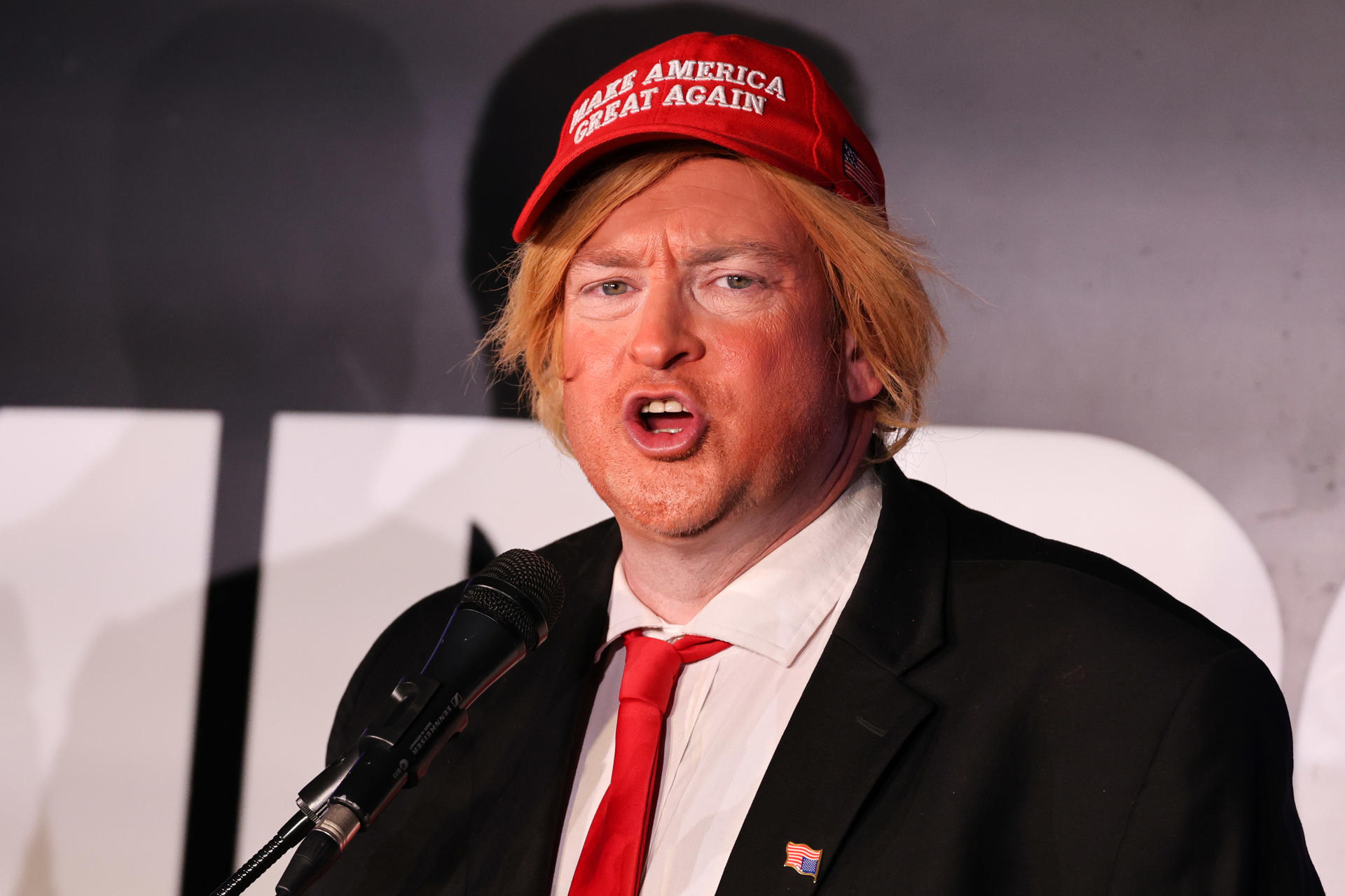 Fotografía del 3 de julio de 2025 del comediante Yon Yaeger interpretando al presidente de EE.UU., Donald Trump, durante el Washington Roast en Washington (Estados Unidos). EFE/ Octavio Guzmán