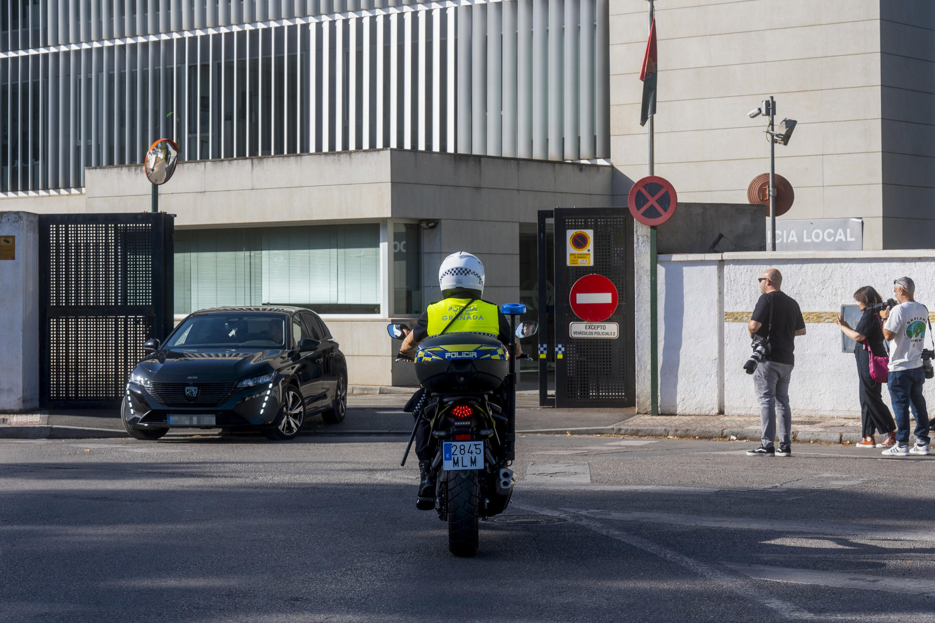 Miembros de la Unidad de Delincuencia Económica y Fiscal (UDEF) de la Policía Nacional han practicado este viernes un registro en la jefatura de la Policía Local de Granada en el marco de la investigación abierta por el Juzgado de Instrucción 4 sobre el presunto amaño de las oposiciones a este cuerpo. EFE/ Miguel Ángel Molina