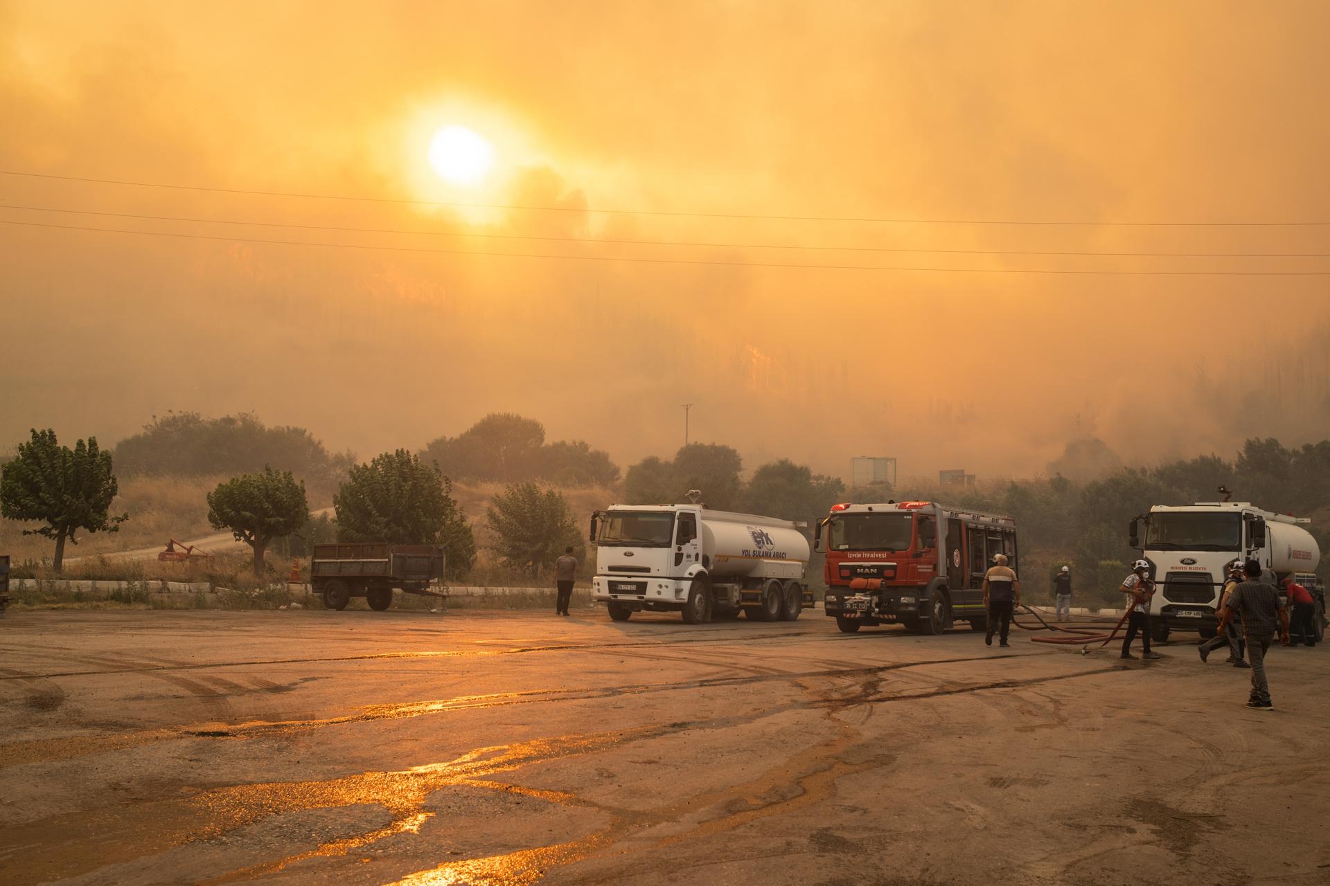 Imagen del lunes de bomberos tratando sofocar el incendio de Seferihisar, Turquía. EFE/EPA/MURAT KOCABAS
