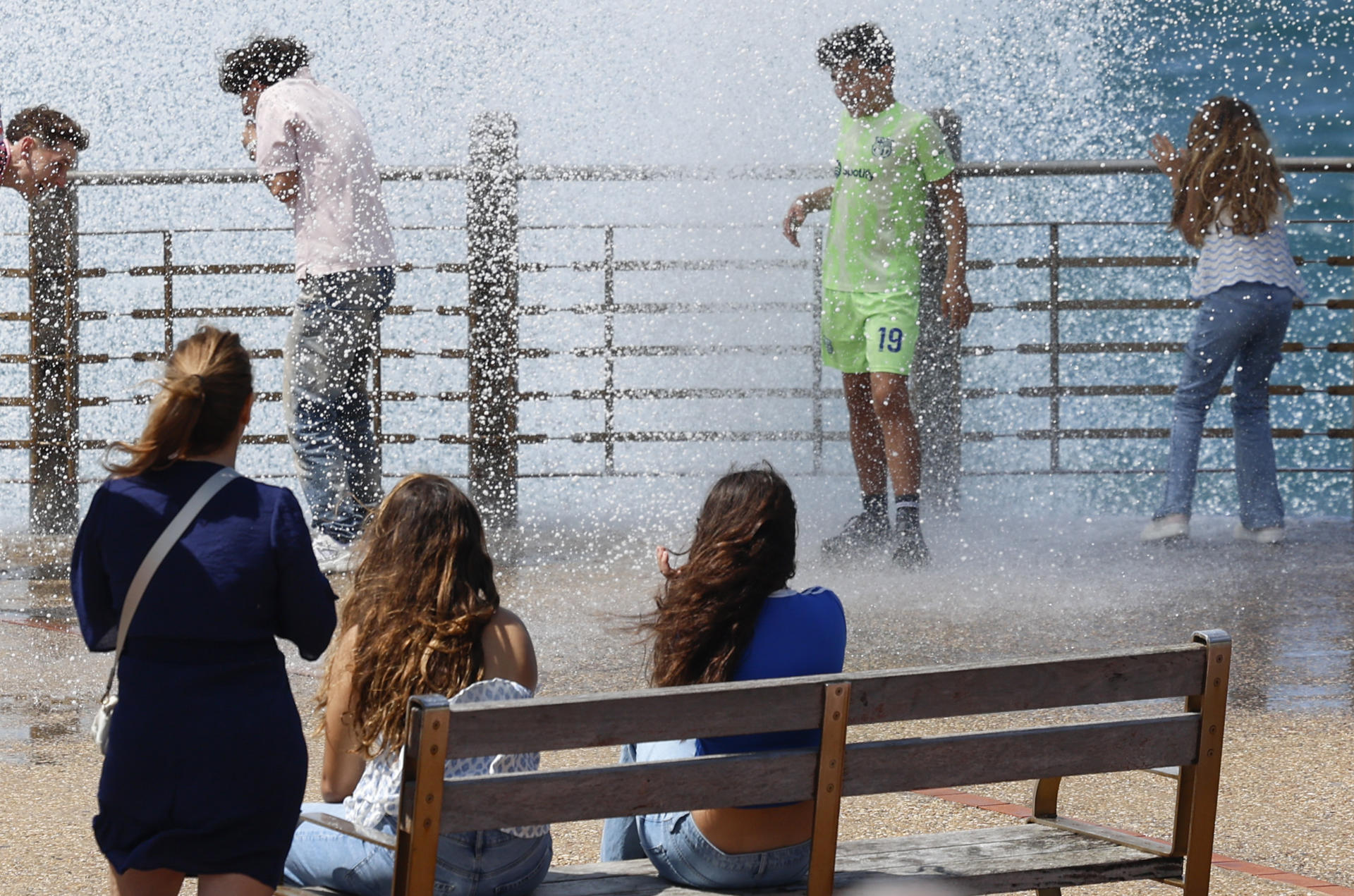 Fotografía del fuerte oleaje en el Paseo Nuevo de San Sebastián este lunes. EFE/Juan Herrero.