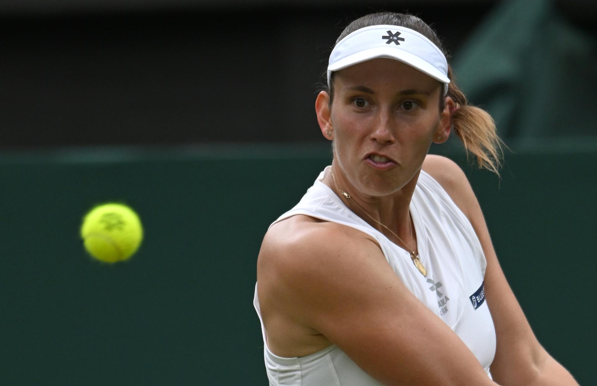 La bielorrusa Aryna Sabalenka continúa su camino hacia el título de Wimbledon y ya está en cuartos de final del torneo tras deshacerse de la belga Elise Mertens (en la imagen) por 6-4 y 7-6 (4). EFE/EPA/DANIEL HAMBURY EDITORIAL USE ONLY

