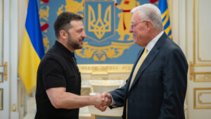 El presidente ucraniano, Volodimir Zelenski, recibe al representante especial de la Casa Blanca para Ucrania, Keith Kellogg (d), durante el encuentro que celebraron este lunes en Kiev, con motivo de la visita que realiza Kellogg toda la semana para mantener reuniones de alto nivel a fin de tratar diferentes asuntos, como la defensa antiaérea y las posibilidades de reanudar el diálogo entre Ucrania y Rusia. EFE/ Zelenski via X - SOLO USO EDITORIAL/SOLO DISPONIBLE PARA ILUSTRAR LA NOTICIA QUE ACOMPAÑA (CRÉDITO OBLIGATORIO) -