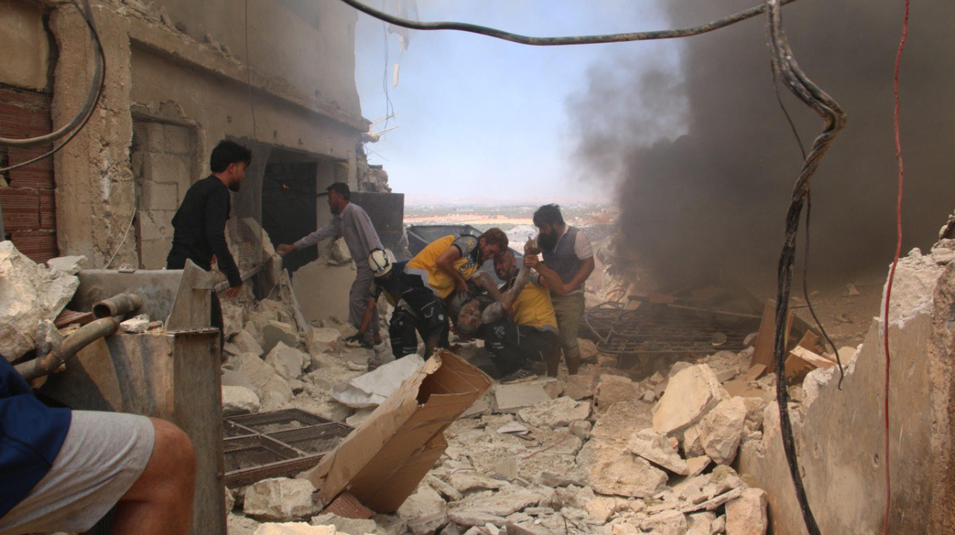 Voluntarios de los Cascos Blancos recuperan cuerpos entre los escombros tras una explosión este jueves, en la localidad siria de Maarrat Misrin, en la provincia de Idlib. EFE/ Defensa Civil Siria / Cascos Blancos.