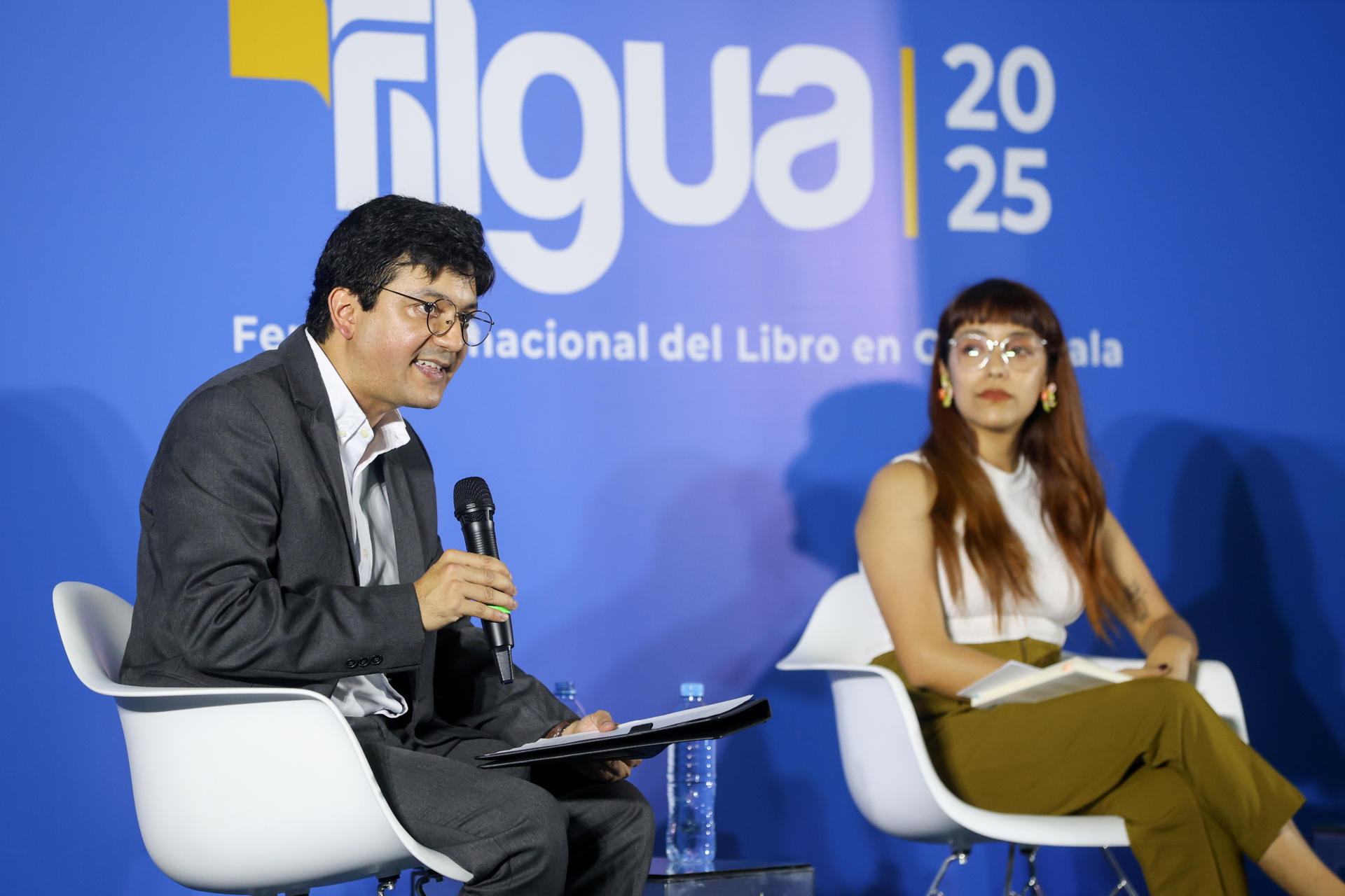 Presentación del poemario del encarcelado abogado guatemalteco Eduardo Masaya Juárez por parte del docente universitario Joshua Larrazábal (i), al cierre de la Feria Internacional del Libro en Ciudad de Guatemala (Guatemala). EFE/ Mariano Macz