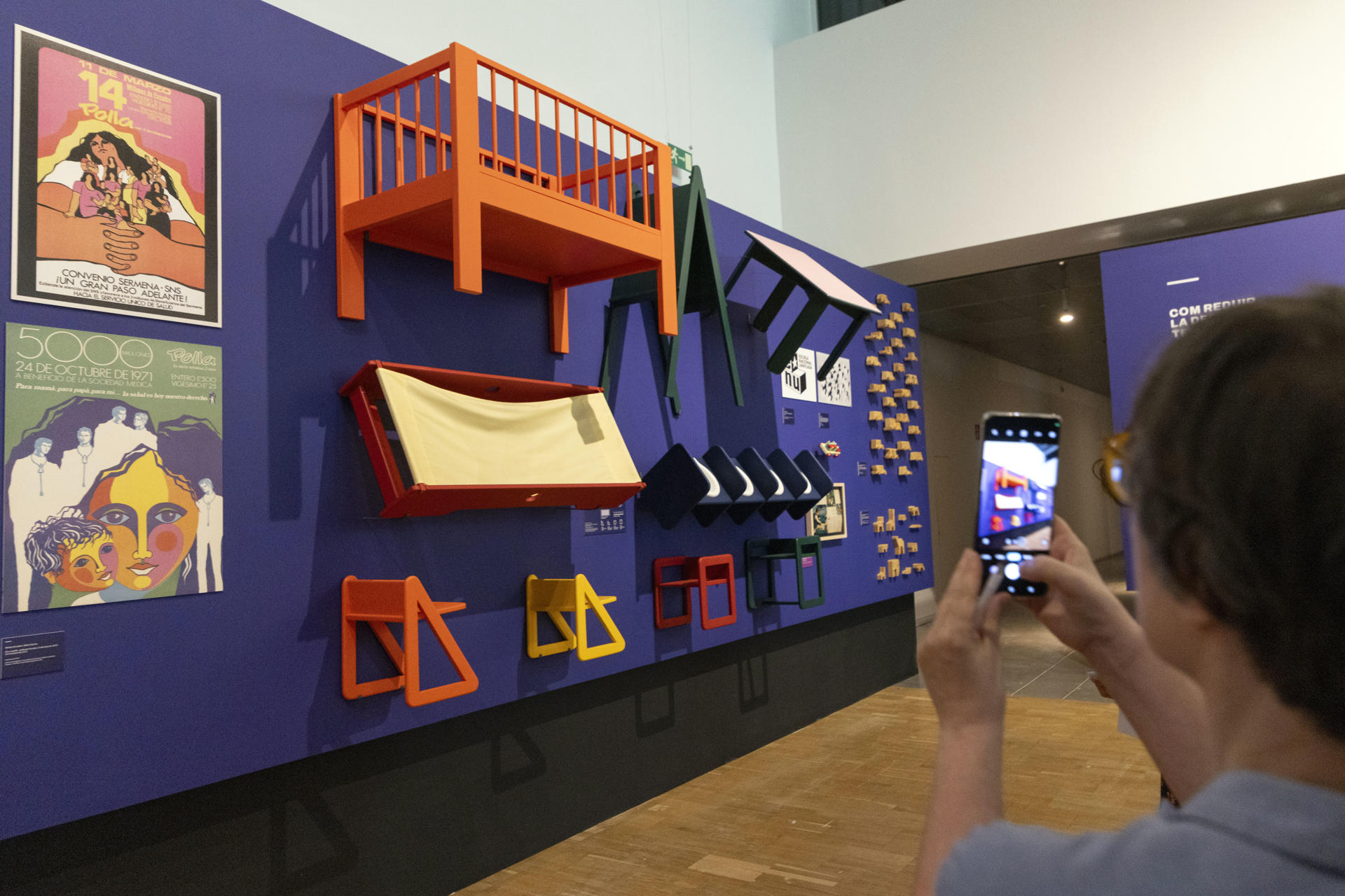Un total de 250 piezas de diseño industrial y gráfico se exponen hasta el próximo 16 de noviembre en el Disseny Hub Barcelona (DHub) en la exposición, 'Cómo diseñar una revolución: la vía chilena al diseño', proyectos destacados del ámbito del diseño que se impulsaron en apenas tres años bajo la presidencia de Salvador Allende en Chile para "construir una sociedad más justa". EFE/Marta Pérez
