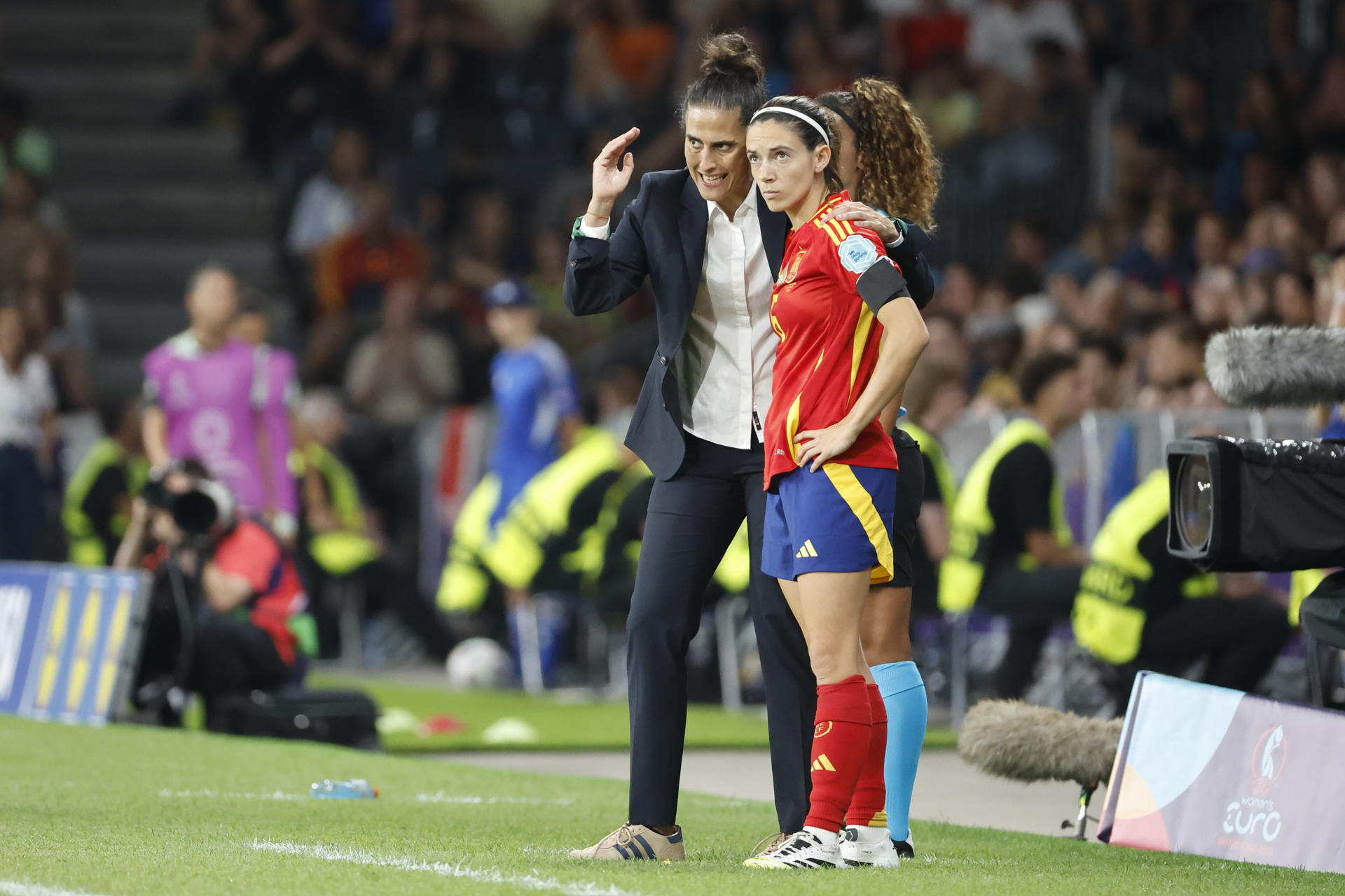 La centrocampista de la selección española, Aitana Bonmatí (d), recibe las últimas instrucciones de la técnico del combinado español, Montse Tomé, antes de ingresar en el terreno de juego durante el partido del grupo B de la Eurocopa Femenina 2025, disputado hoy jueves entre Portugal y España, en el Stade de Suisse en Berna. EFE/ Ana Escobar