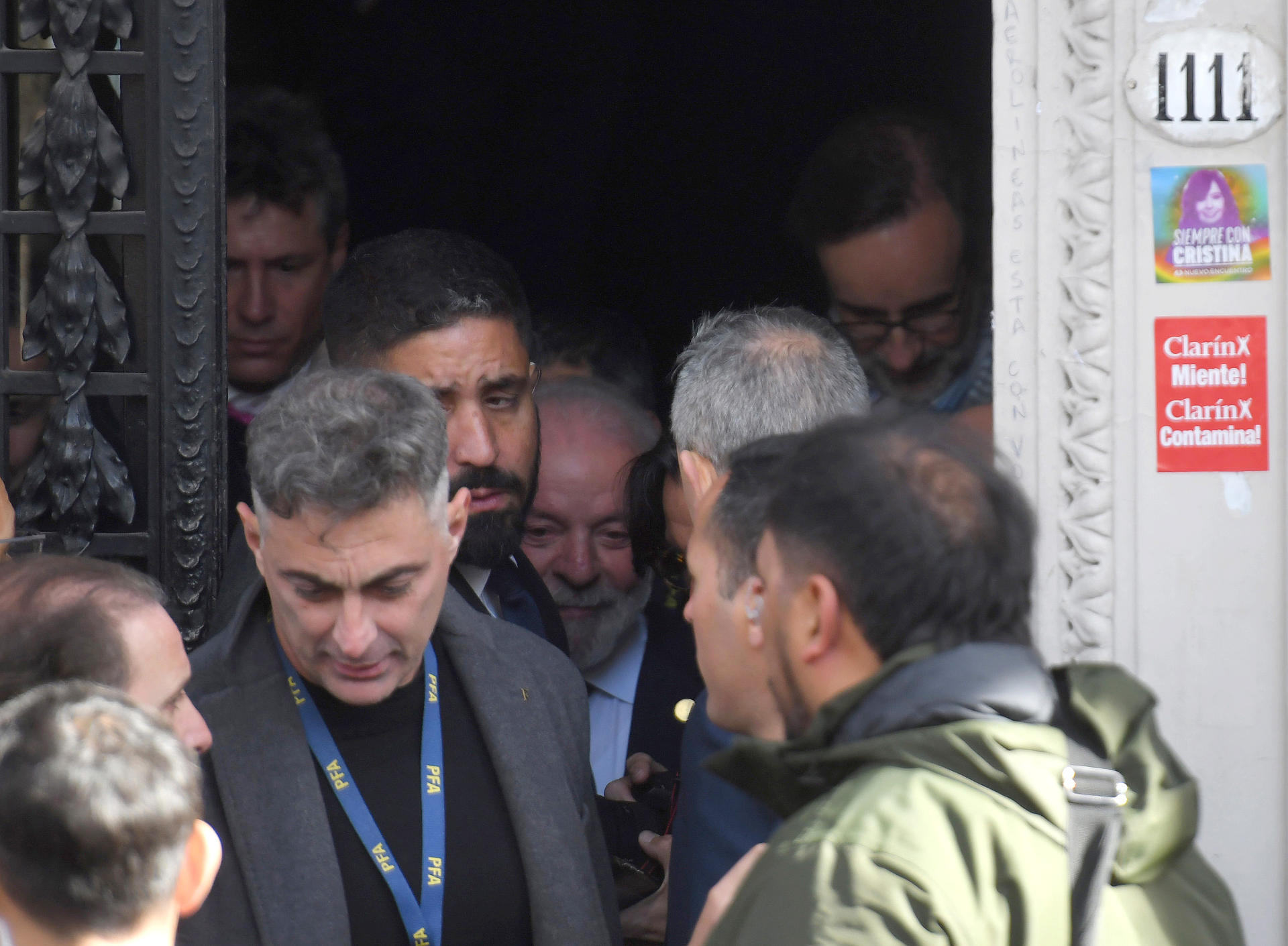 El presidente de Brasil, Luiz Inácio Lula da Silva (c), fue captado este jueves, 3 de julio, a su salida del domicilio de la expresidenta argentina Cristina Fernández, quien cumple prisión domiciliaria y a quien visitó en Buenos Aires (Argentina). EFE/Enrique García