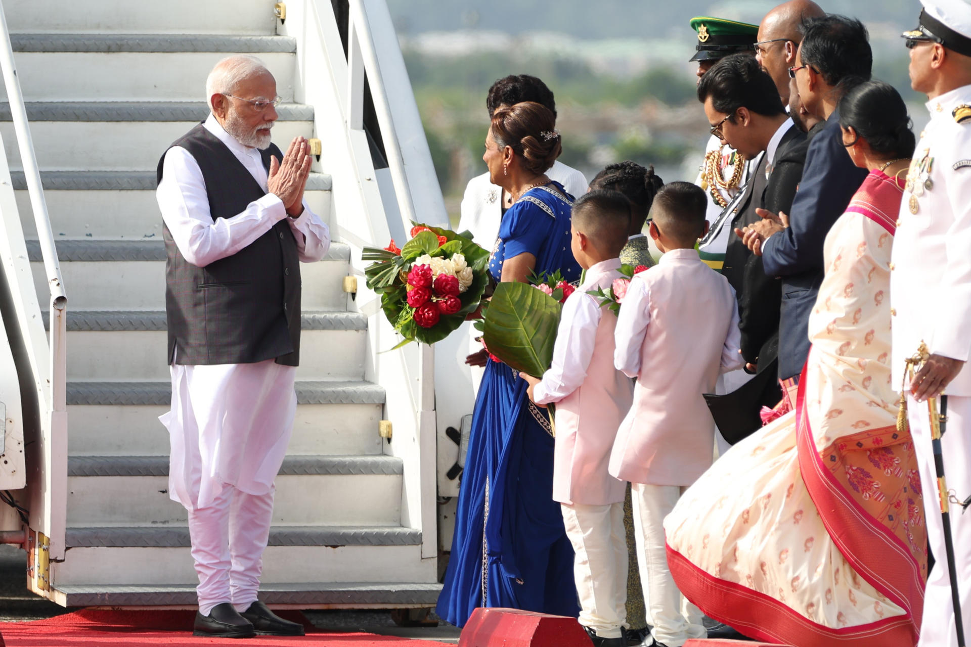 El primer ministro de la India, Narendra Modi (i), saluda a la primera ministra de Trinidad y Tobago, Kamla Persad-Bissessar (c), a su llegada este jueves al Aeropuerto Internacional de Piarco (Trinidad y Tobago). EFE/ Karla Ramoo