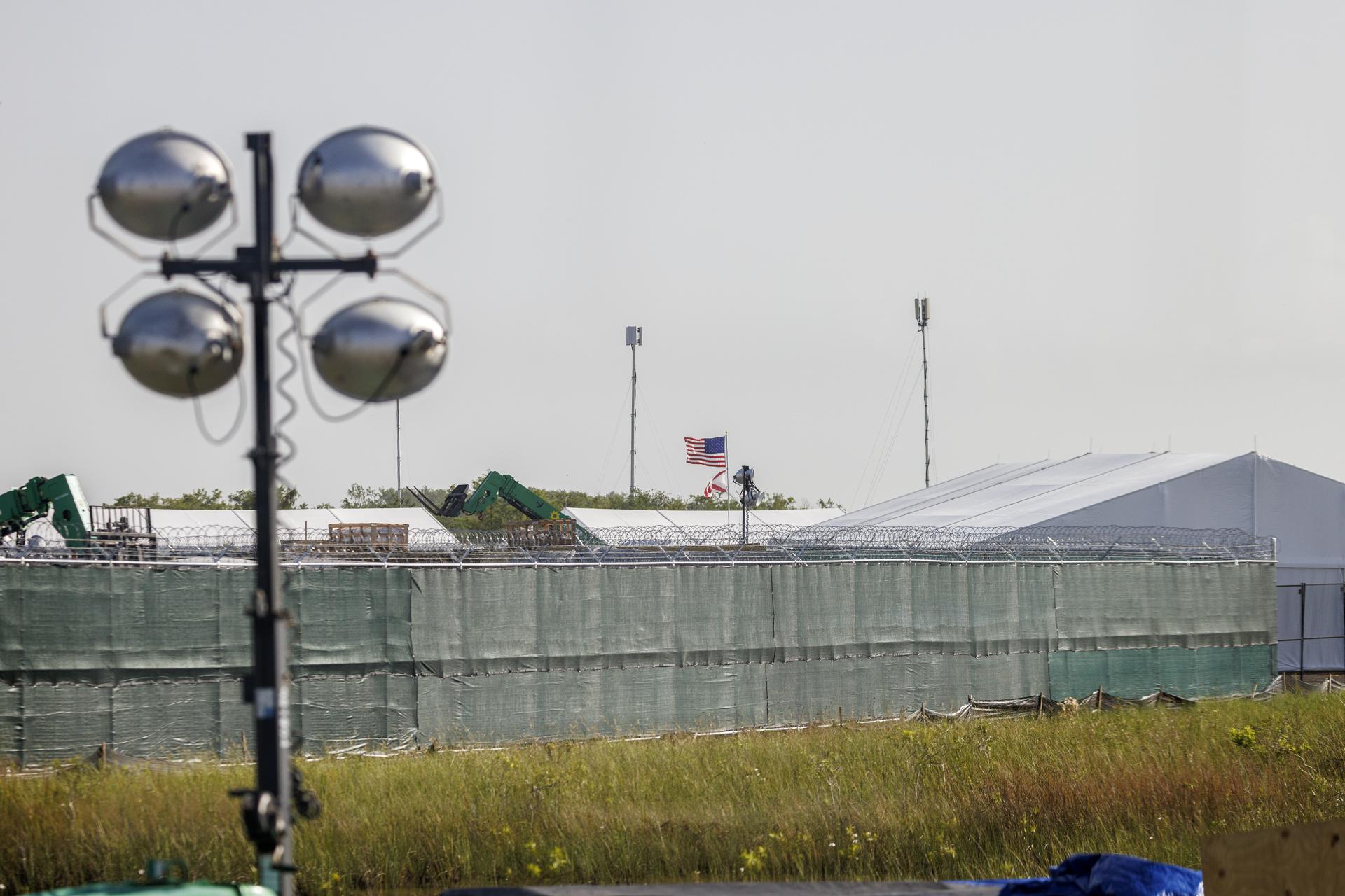 Varias tiendas blancas están colocadas junto a la pista del aeropuerto de entrenamiento junto al centro de detención de Alligator Alcatraz en Ochopee, Florida, EE. UU., en una fotografía de archivo. EFE/CRISTOBAL HERRERA-ULASHKEVICH