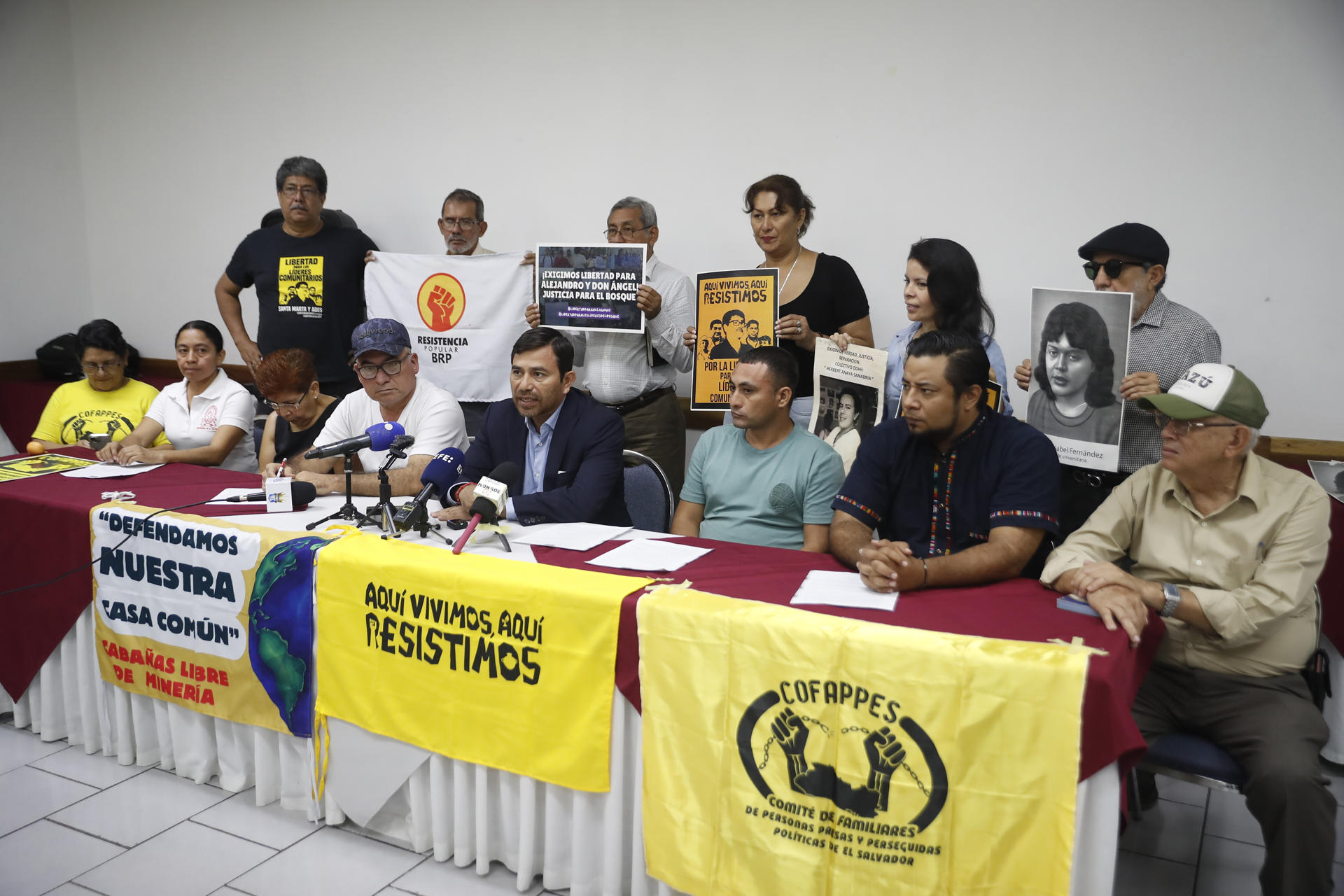 El abogado Luis Rivera (c) habla en una rueda de prensa acompañado de ambientalistas y activistas de derechos humanos este lunes, en San Salvador (El Salvador). . EFE/ Rodrigo Sura