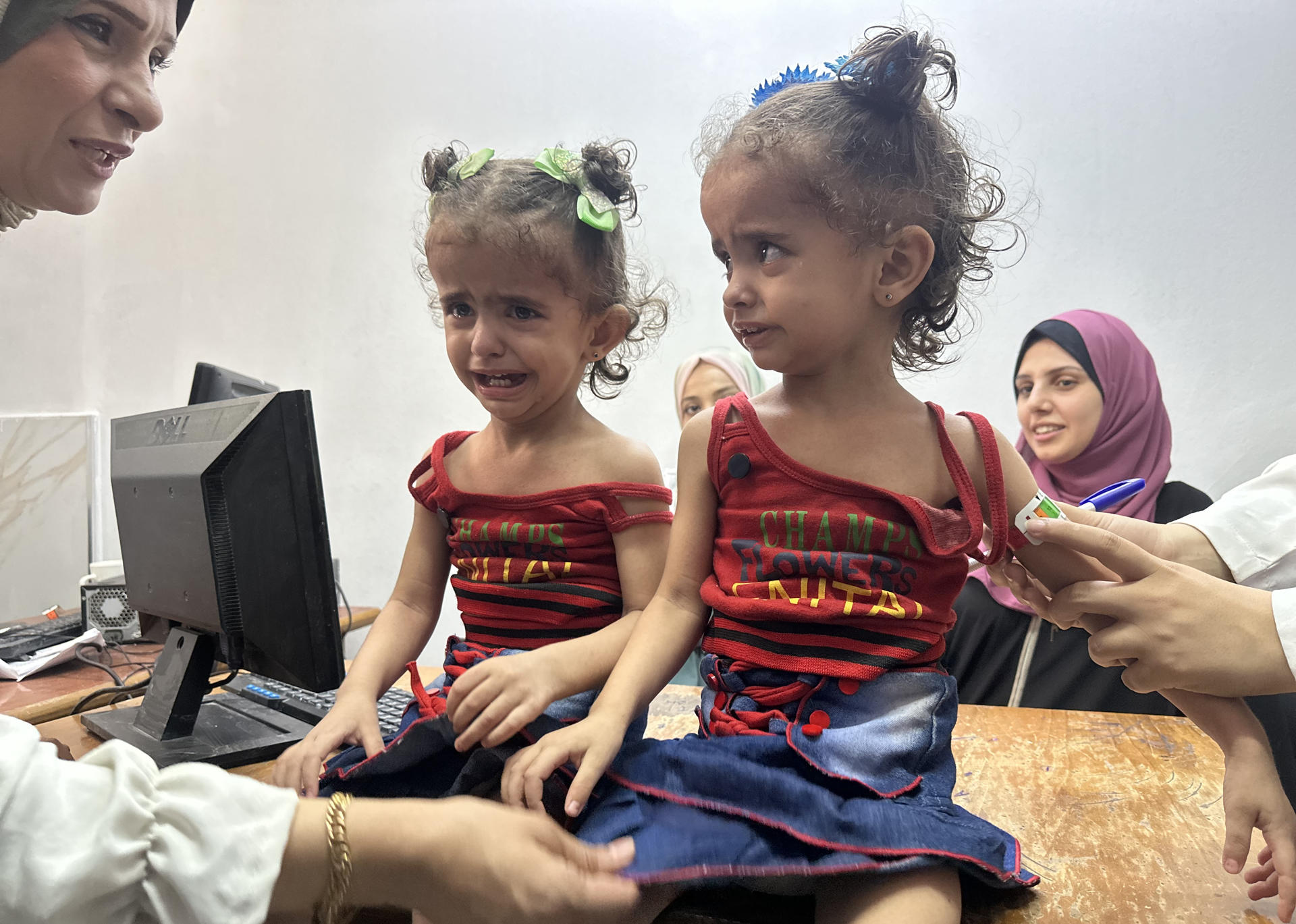 El Hospital de la Sociedad Benéfica de Amigos del Paciente de Ciudad de Gaza está atestado de madres ojerosas y niños cabezudos con cuerpos demasiado pequeños; ojos hundidos, tripas hinchadas y brazos diminutos. Es el único centro pediátrico que trata la desnutrición en el norte de la Franja, donde la hambruna se cobra cada día más vidas, la mayoría de niños. EFE/Ahmad Awad
