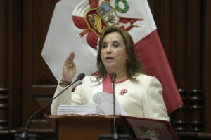 La presidenta de Perú, Dina Boluarte, habla en el Congreso este lunes en Lima (Perú). EFE/ John Reyes