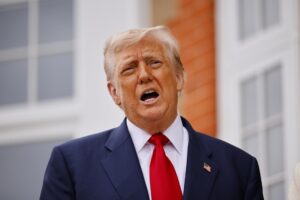 El presidente de EE.UU., Donald J. Trump, posa para fotos antes de su reunión con el primer ministro británico en el resort de golf Trump Turnberry en Turnberry, Escocia, Reino Unido, 28 de julio de 2025. El presidente Trump está en un viaje privado a Escocia para visitar sus campos de golf. (Reino Unido) EFE/EPA/TOLGA AKMEN / POOL