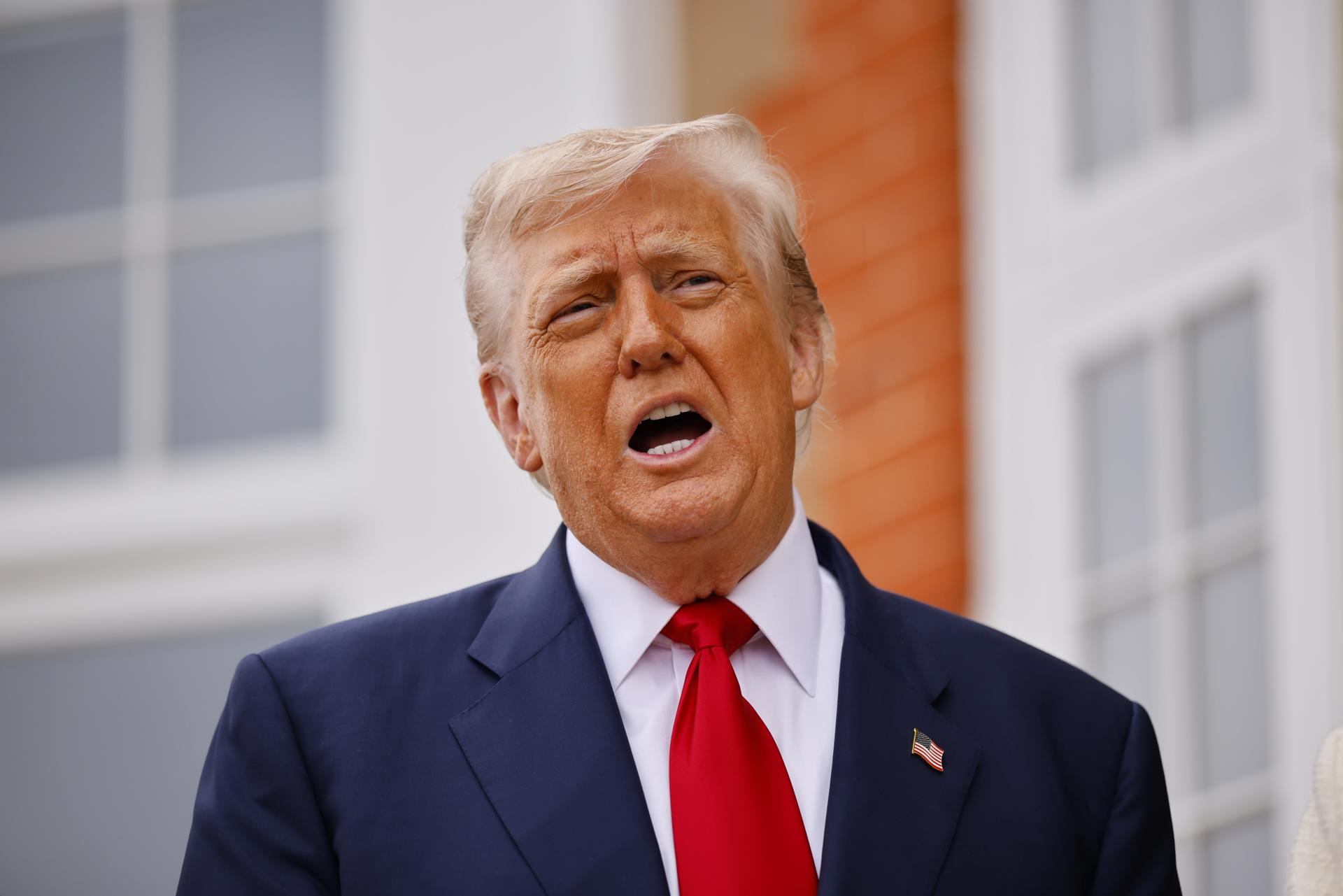 El presidente de EE.UU., Donald J. Trump, posa para fotos antes de su reunión con el primer ministro británico en el resort de golf Trump Turnberry en Turnberry, Escocia, Reino Unido, 28 de julio de 2025. El presidente Trump está en un viaje privado a Escocia para visitar sus campos de golf. (Reino Unido) EFE/EPA/TOLGA AKMEN / POOL