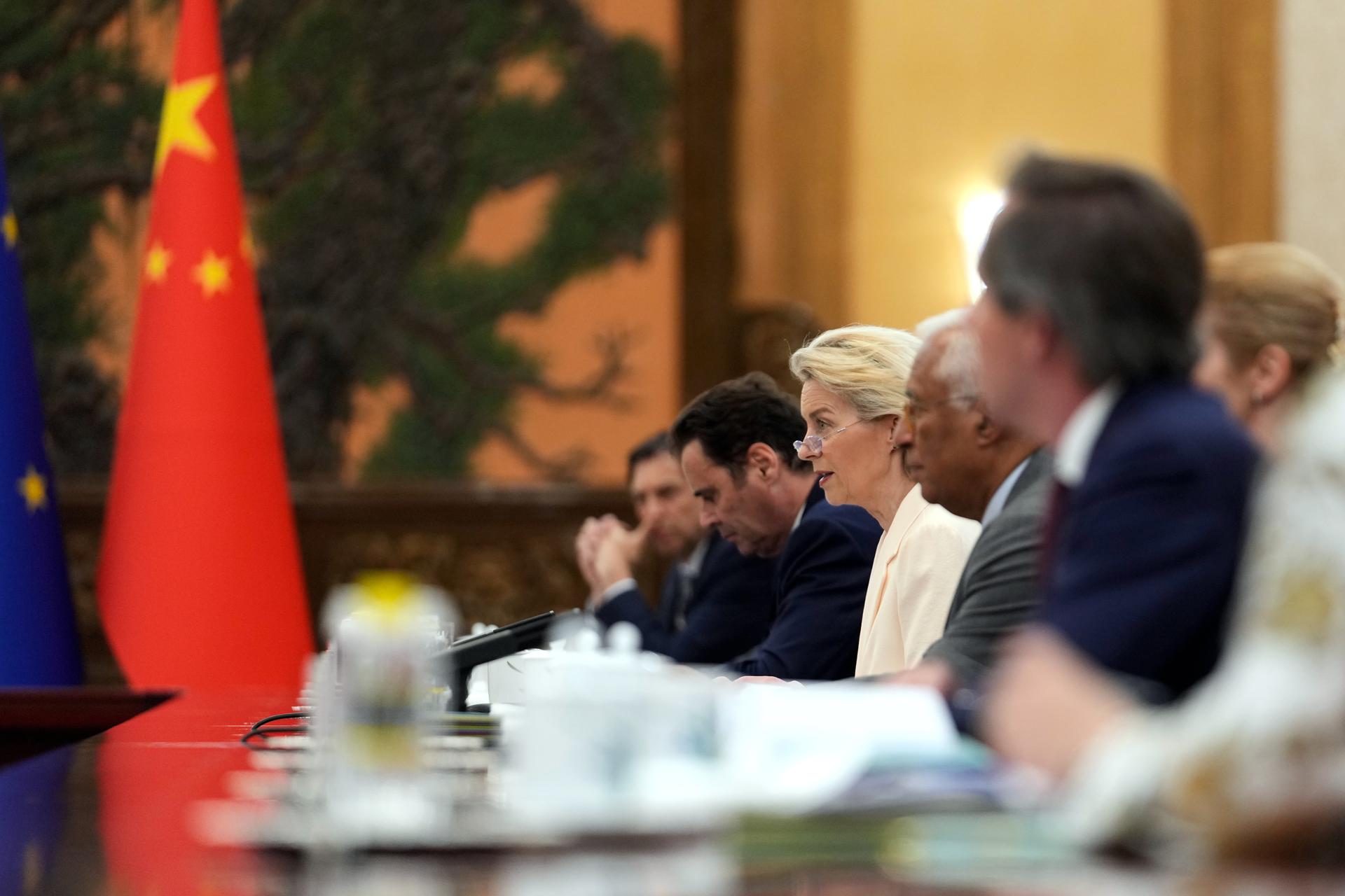 La presidenta de la Comisión Europea, Ursula von der Leyen (C), habla durante una reunión con el primer ministro chino, Li Qiang (no en la imagen), como parte de la 25ª cumbre UE-China en el Gran Salón del Pueblo en Pekín, China, el 24 de julio de 2025. La cumbre, que marca el 50º aniversario de las relaciones bilaterales entre la UE y China, se centra en el estado de estas relaciones y los desafíos geopolíticos globales. EFE/EPA/MAHESH KUMAR A. / POOL