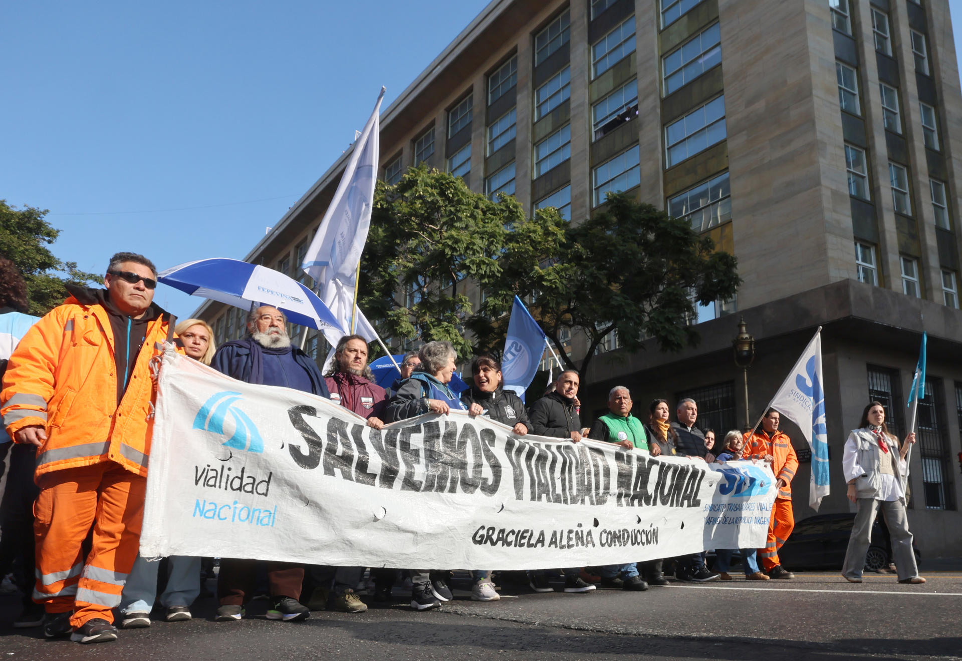 Personas se manifiestan durante una protesta frente a la sede del ministerio de Desarrollo Social este 8 de julio de 2025, en Buenos Aires (Argentina). EFE/Matias Martín Campaya