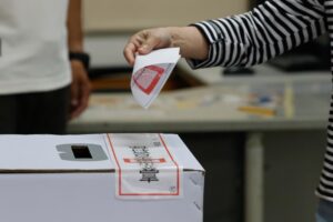 Una mujer taiwanesa se dispone a votar durante una elección de revocación en Taipei, Taiwán, el 26 de julio de 2025. EFE/EPA/RITCHIE B. TONGO