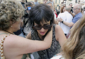 Juana Rivas llega visiblemente afectada al punto de encuentro fijado por orden judicial para que su hijo menor se reencuentre con su padre, el italiano Francesco Arcuri, que tiene la custodia, este martes en Granada. Su llegada se ha producido sobre las 10:40 horas, minutos después de que el Tribunal Constitucional (TC) inadmitiera la petición de medidas cautelares solicitada por los abogados de Juana Rivas para suspender la entrega del niño. Daniel, de 11 años, ha llegado acompañado por su madre, que ha accedido al punto de encuentro familiar, donde un equipo de psicólogos y de los servicios sociales velará por que el intercambio se produzca de forma tranquila, como acordó la semana pasada el Juzgado de Primera Instancia 3 de Granada. EFE/ Pepe Torres