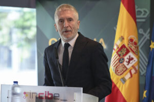 El ministro del Interior, Fernando Grande-Marlaska, este jueves en la sede del Instituto de Ciberseguridad (Incibe) en León. EFE/J Casares