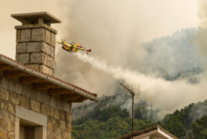 La situación del incendio que se declaró en la noche del lunes en el Barranco de las Cinco Villas, al sur de Ávila, y que avanza en dirección al municipio de El Arenal, es "muy complicada", según el director técnico de extinción, Ángel Iglesias, quien ha reconocido que "no hay nada favorable que poder decir". En declaraciones remitidas a los medios de comunicación, Iglesias ha señalado que el perímetro del incendio se encuentra "abierto en todos los frentes", de manera que existen "muy pocas zonas en las que se pueda decir que no hay llama". EFE/ Raúl Sanchidrián