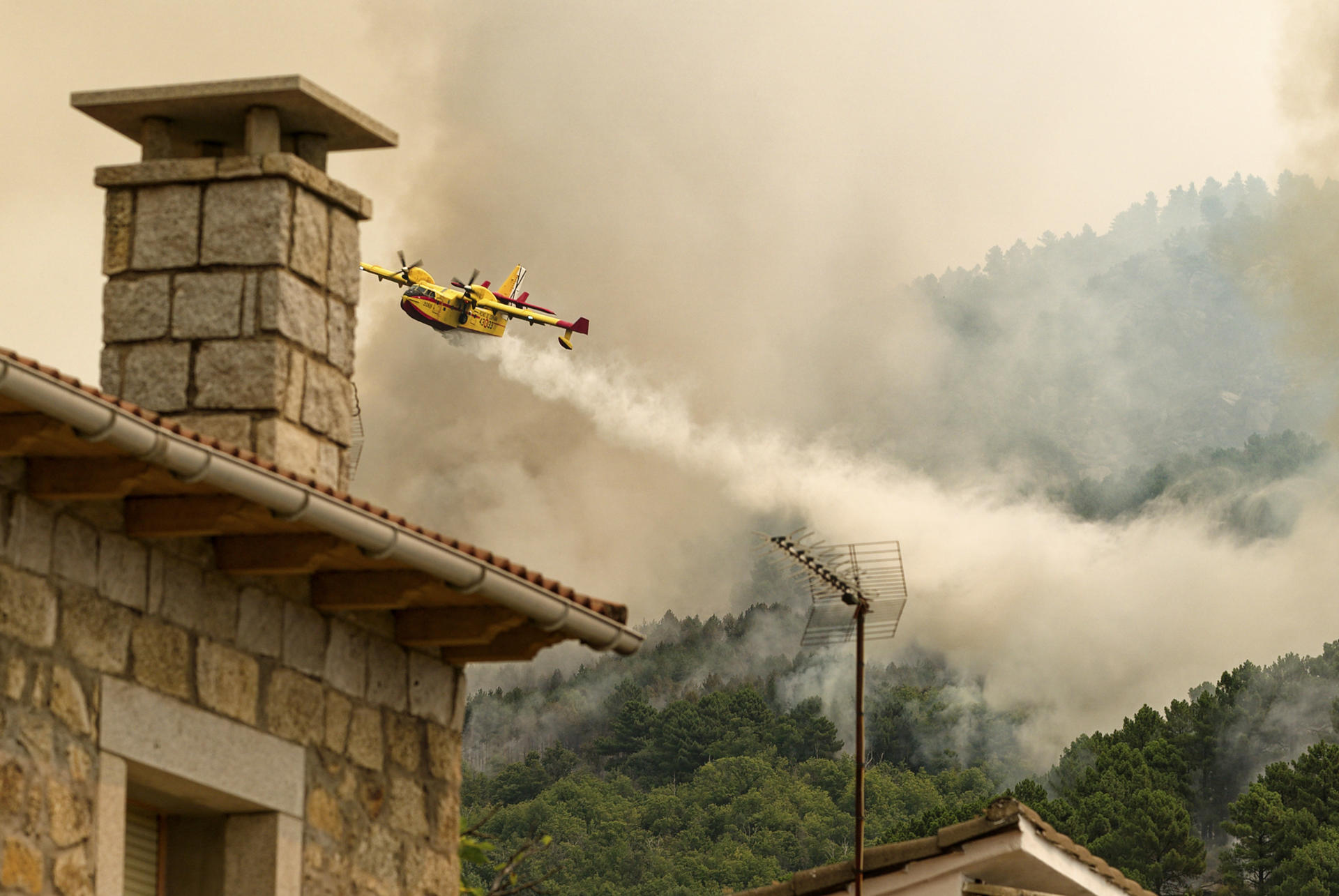 La situación del incendio que se declaró en la noche del lunes en el Barranco de las Cinco Villas, al sur de Ávila, y que avanza en dirección al municipio de El Arenal, es "muy complicada", según el director técnico de extinción, Ángel Iglesias, quien ha reconocido que "no hay nada favorable que poder decir". En declaraciones remitidas a los medios de comunicación, Iglesias ha señalado que el perímetro del incendio se encuentra "abierto en todos los frentes", de manera que existen "muy pocas zonas en las que se pueda decir que no hay llama". EFE/ Raúl Sanchidrián