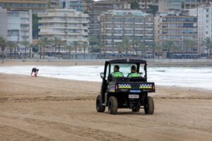 Foto de archivo de una pareja de la Guardia Urbana por la Playa de Levante, de Salou. EFE/Susanna Sáez