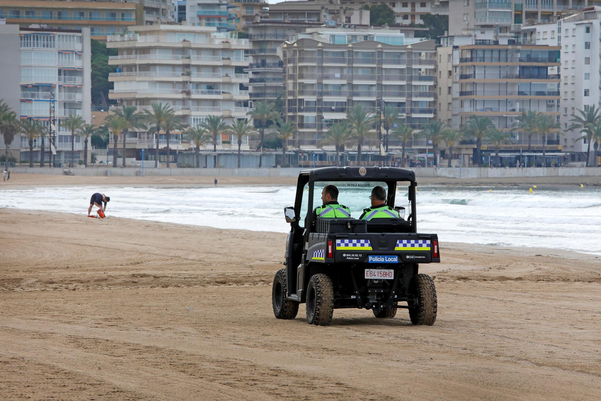 Foto de archivo de una pareja de la Guardia Urbana por la Playa de Levante, de Salou. EFE/Susanna Sáez