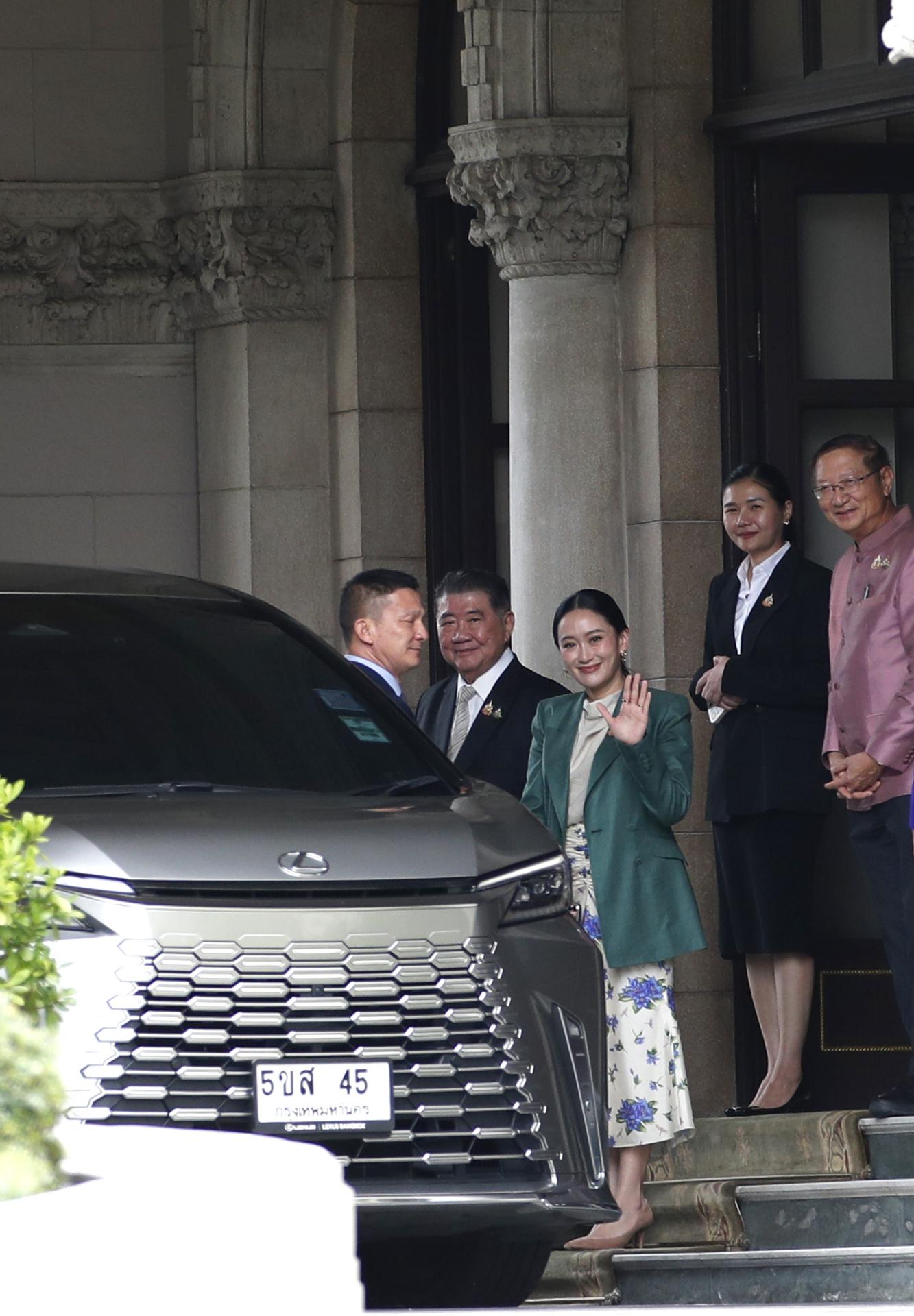 Bangkok (Thailand), 01/07/2025.- La primera ministra de Tailandia, Paetongtarn Shinawatra, saliendo de la sede del Gobierno tras ser suspendida de su cargo por el Tribunal Constitucional. EFE/EPA/RUNGROJ YONGRIT