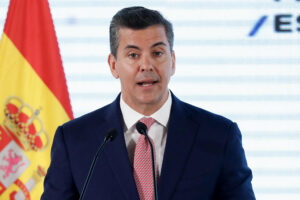 Fotografía de 27 de julio del presidente de Paraguay, Santiago Peña, en el Encuentro Empresarial Paraguay-España, en Asunción (Paraguay). EFE/ Juan Pablo Pino