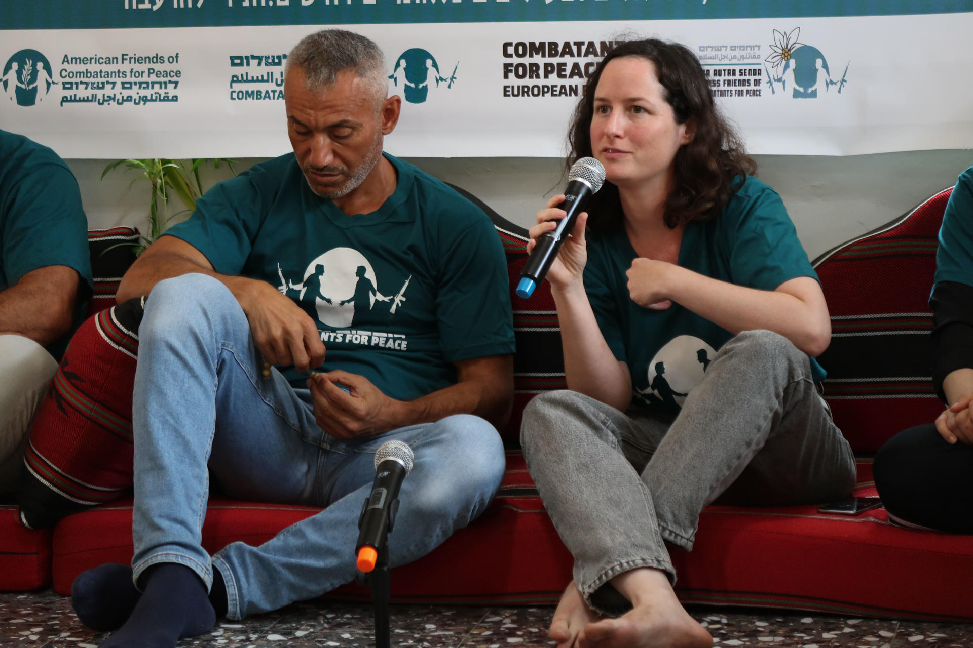 Entre colinas cubiertas de olivos, cactus espinosos e higueras, en una casa de la ciudad palestina de Beit Jala una de las pocas localidades donde palestinos e israelíes pueden reunirse se congrega una quincena de manifestantes, palestinos e israelíes, para protestar juntos, por tercer día consecutivo, contra la guerra y la hambruna en Gaza mediante una huelga de hambre.-EFE/ Verónica Snoj