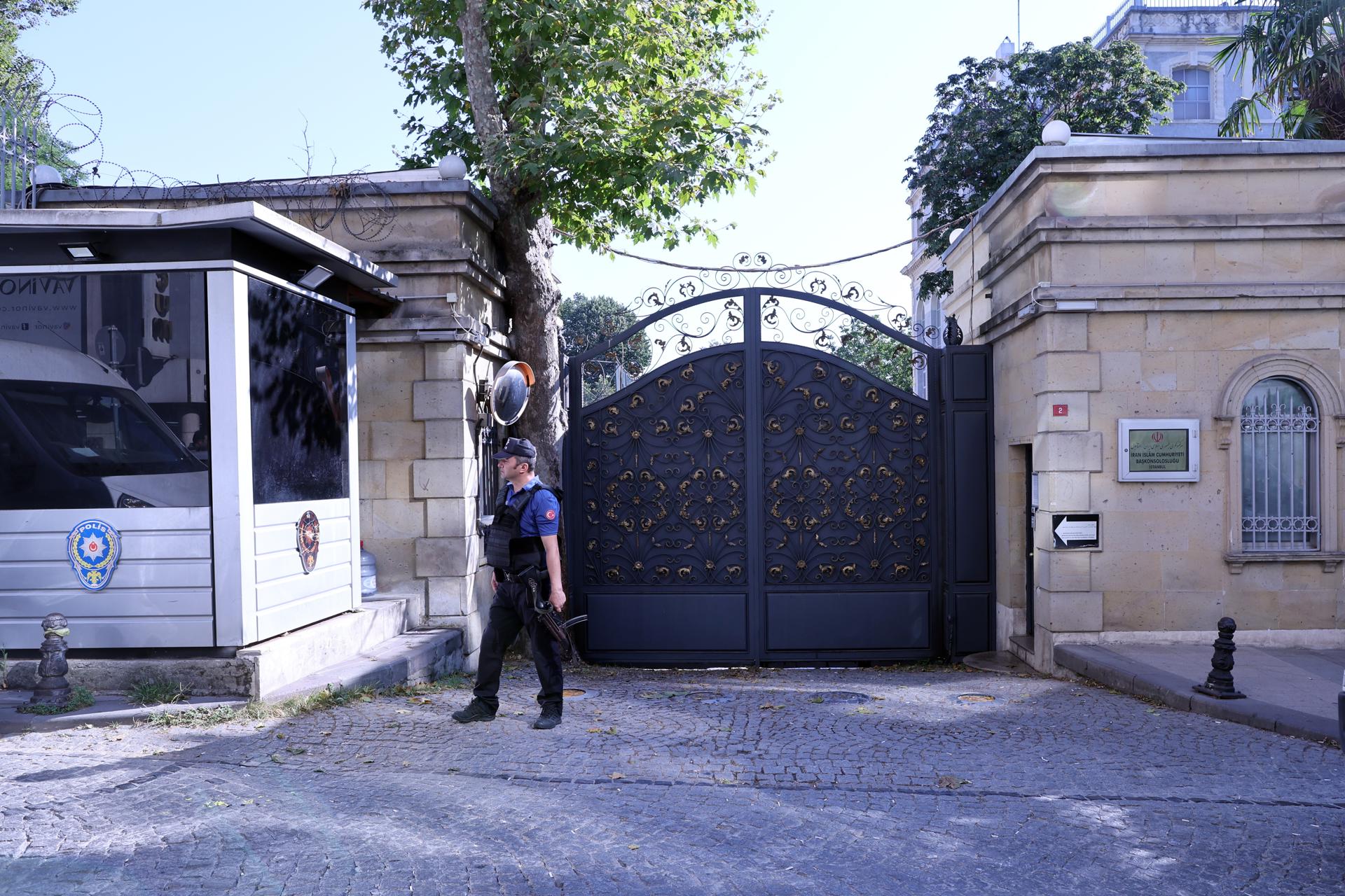 Personal de seguridad guarda la puerta del consulado iraní mientras llegan las delegaciones antes de las conversaciones nucleares en Estambul, Turquía, el 25 de julio de 2025. EFE/EPA/TOLGA BOZOGLU
