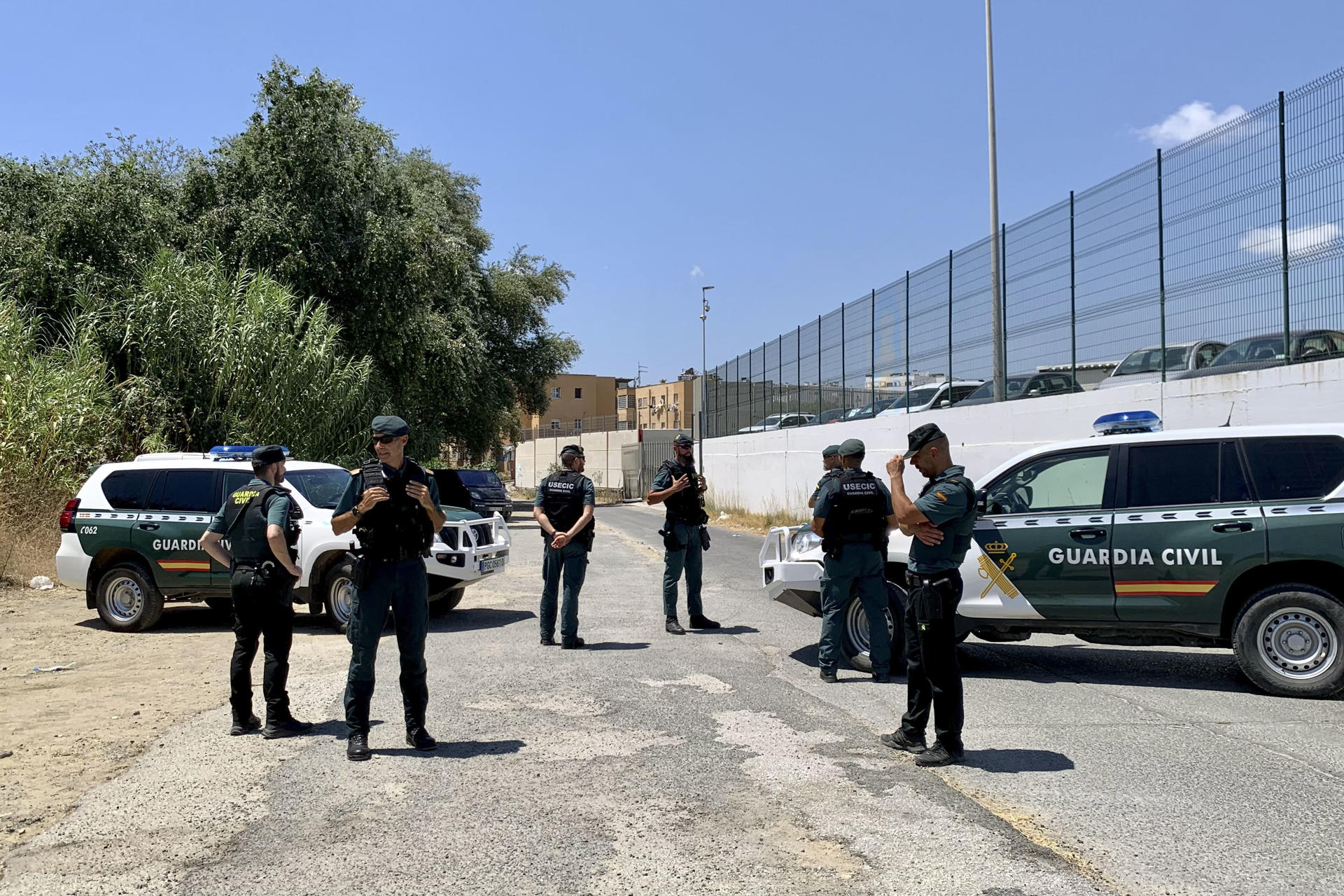 La Guardia Civil ha desplegado este martes un amplio dispositivo de búsqueda, con la participación de submarinistas, drones, un helicóptero y perros, para localizar a Raúl Heredia, un vecino de Mijas (Málaga) de 41 años desaparecido hace una semana sin que se descarte ninguna hipótesis. EFE/ Esther Gómez
