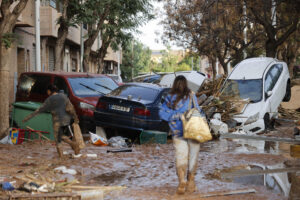 Imagen de archivo (31/10/2024).- Varias personas caminan entre el lodo acumulado en las calles a causa de las intensas lluvias caídas por la fuerte dana. EFE/Manuel Bruque