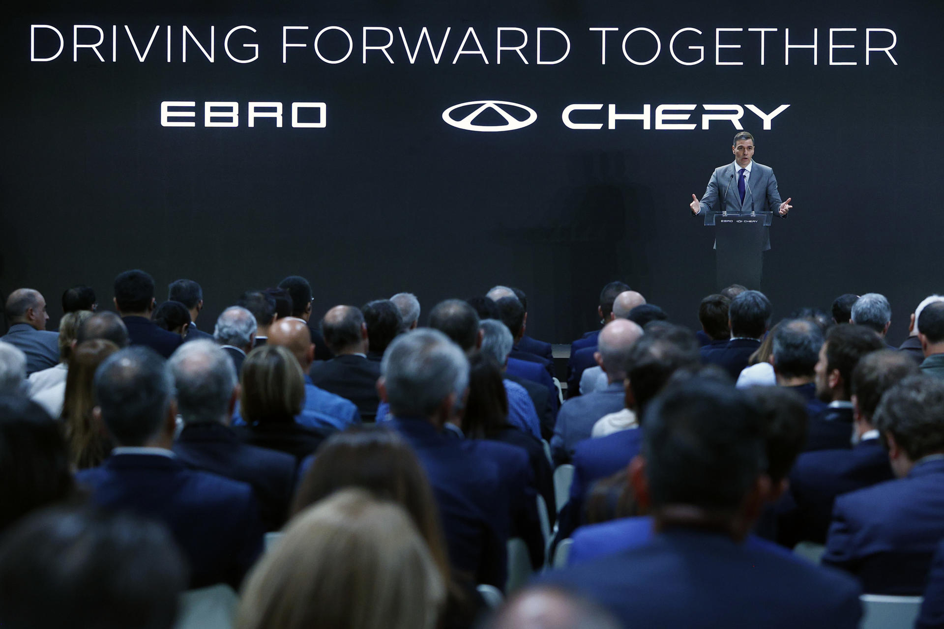 Foto de archivo del 19 de abril de 2024 del presidente del Gobierno, Pedro Sánchez, durante el acto de firma del acuerdo para el aterrizaje del grupo automovilístico chino Chery en las antiguas instalaciones de Nissan en la Zona Franca de Barcelona, de la mano de Ebro-EV Motors. EFE/Quique García