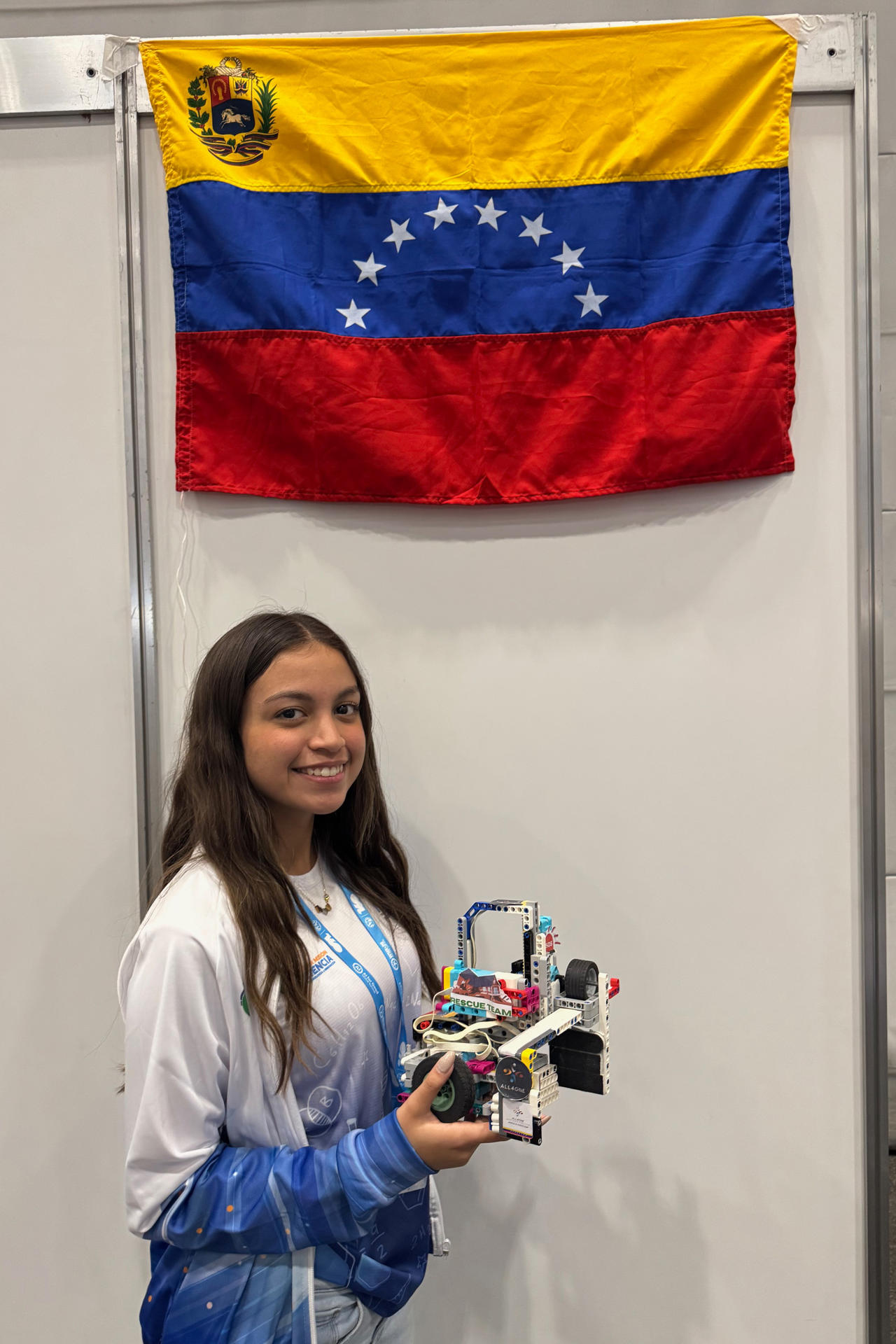 En la imagen, Ashley Brazón, de Venezuela, muestra uno de los robots presentados por su equipo (categoría senior) en la etapa final del concurso juvenil de robótica. EFE/ Isabel Saco