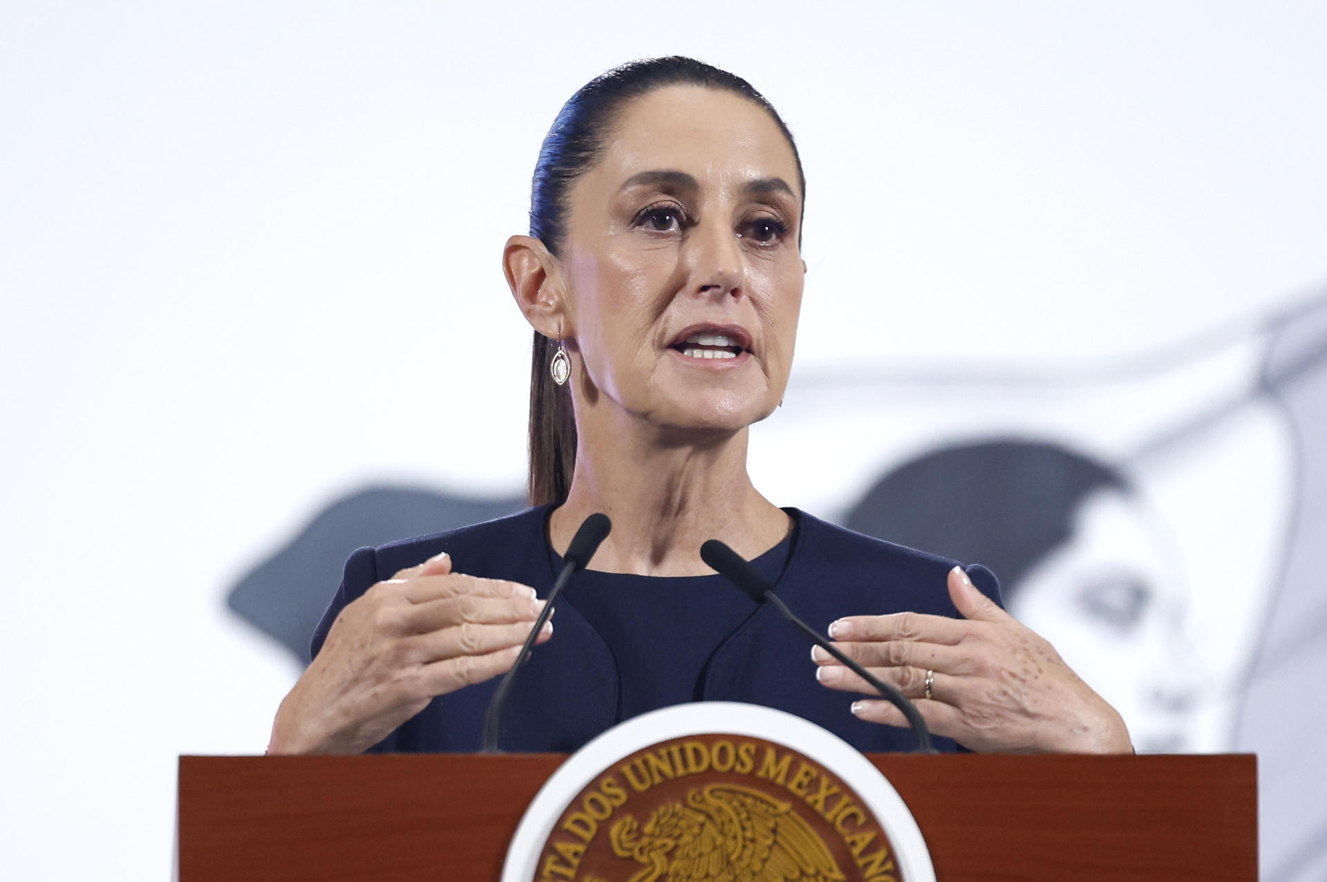 La presidenta de México, Claudia Sheinabaum, habla durante una rueda de prensa este martes, en el Palacio Nacional de la Ciudad de México (México). EFE/Sáshenka Gutiérrez