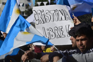 Simpatizantes de la expresidenta Cristina Fernández participan en una concentración durante el Festival Cultural del Día de la Independencia, este miércoles en el Parque Lezama de Buenos Aires (Argentina). EFE/ Matías Campaya