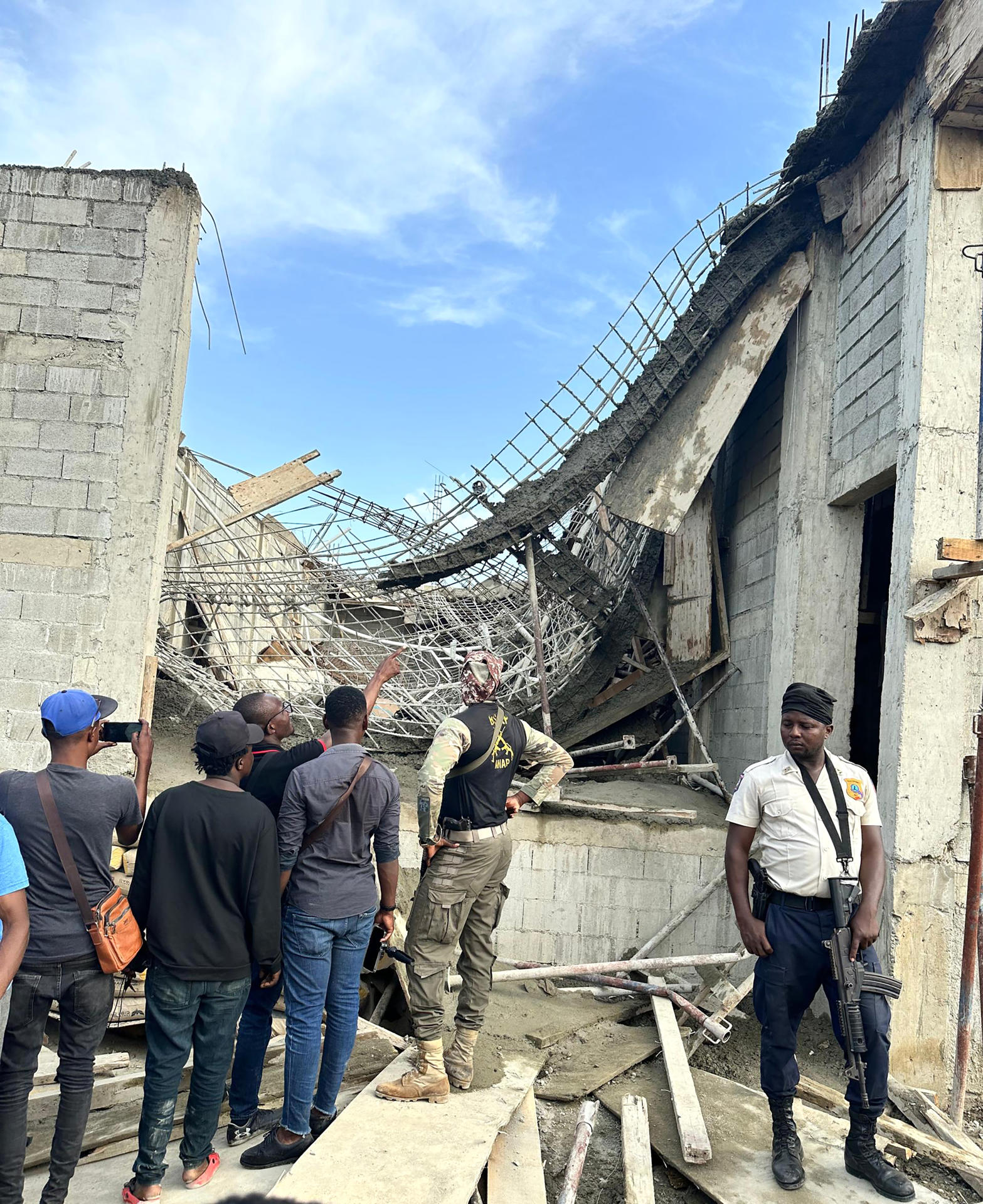 Fotografía cedida por Dirección de Protección Civil haitiana de la caida de una losa este miércoles, en la zona de Haut, municipio de Ouanaminthe (Haití). EFE/