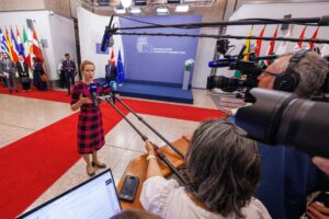 Vicepresidenta de la Comisión Europea y Alta Representante de la Unión Europea para Asuntos Exteriores y Política de Seguridad, Kaja Kallas, habla con los medios a su llegada a una reunión de ministros de Asuntos Exteriores palestinos e israelíes en el marco de la Reunión Ministerial de la UE con los Países del Sur del Mediterráneo en el Consejo de la UE en Bruselas, Bélgica, 14 de julio de 2025. (Bélgica, Bruselas) EFE/EPA/OLIVIER MATTHYS
