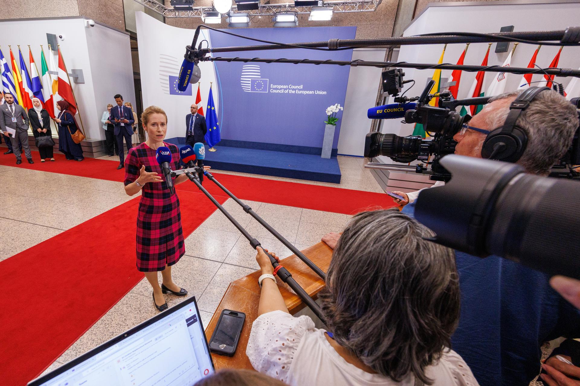 Vicepresidenta de la Comisión Europea y Alta Representante de la Unión Europea para Asuntos Exteriores y Política de Seguridad, Kaja Kallas, habla con los medios a su llegada a una reunión de ministros de Asuntos Exteriores palestinos e israelíes en el marco de la Reunión Ministerial de la UE con los Países del Sur del Mediterráneo en el Consejo de la UE en Bruselas, Bélgica, 14 de julio de 2025. (Bélgica, Bruselas) EFE/EPA/OLIVIER MATTHYS
