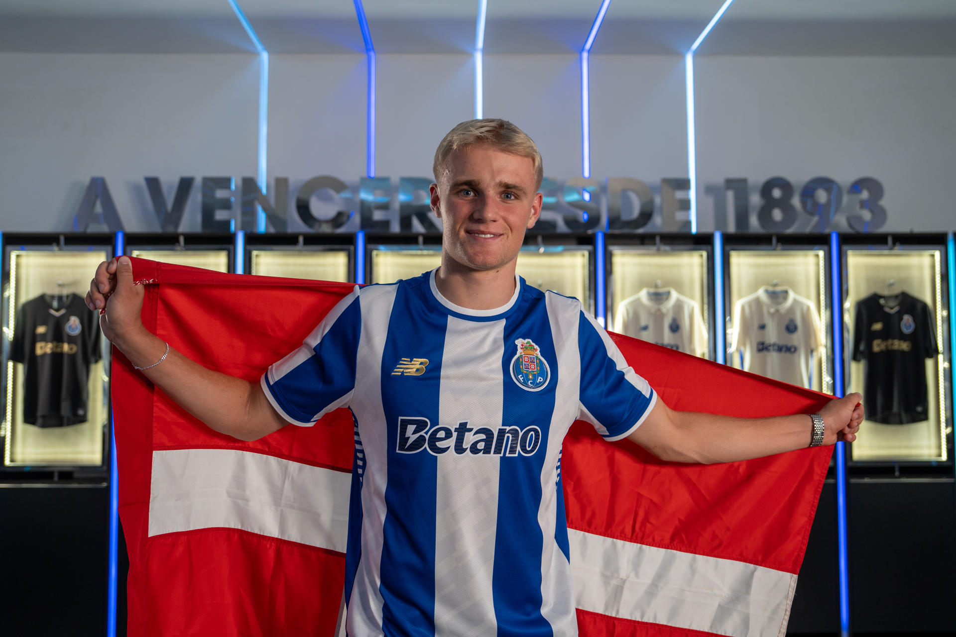 El conjunto portugués del Oporto ha anunciado el fichaje del mediocentro del Copenhague Víctor Mow, una de las perlas del fútbol danés que, a sus 19 años, ya ha debutado con la absoluta de su país y fue campeón de la Liga de Dinamarca la pasada campaña.- EFE/FC Porto***SOLO USO EDITORIAL/SOLO DISPONIBLE PARA ILUSTRAR LA NOTICIA QUE ACOMPAÑA (CRÉDITO OBLIGATORIO)***