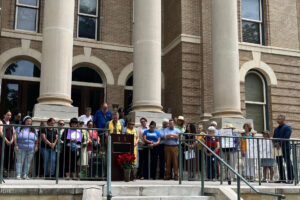 Activistas y funcionarios del condado de Hays se reúnen para exigir respuestas sobre una redada realizada por el Servicio de Inmigración y Control de Aduanas (ICE, en inglés) ocurrida el 1 de abril este jueves, frente al Palacio de Justicia del condado de Hays, en San Marcos (EE.UU.). EFE/ Alejandra Arredondo